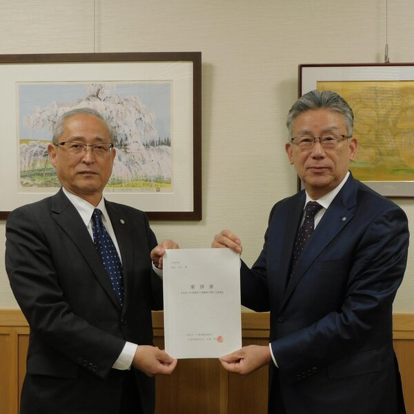 坂本町長（右）へ要請書を手渡す蒲生専務