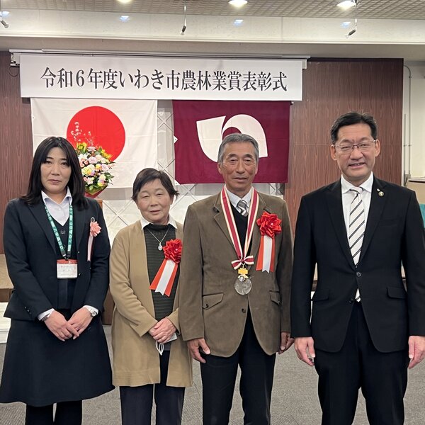 個人・団体の部で受賞した小川保夫さん（中央右）