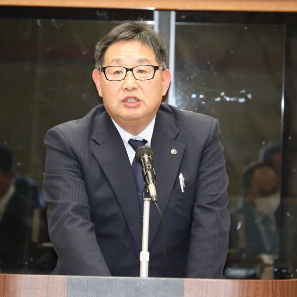 意見を交わす山田常務