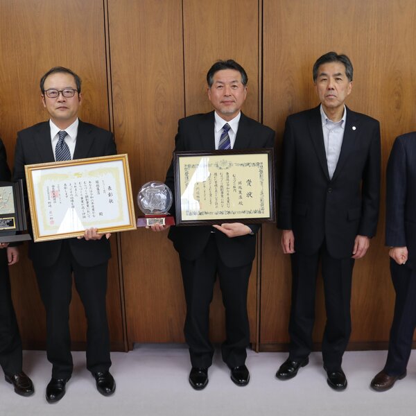 受賞報告をした同会の佐藤代表理事（中央）と同社の佐藤代表取締役（中央左）