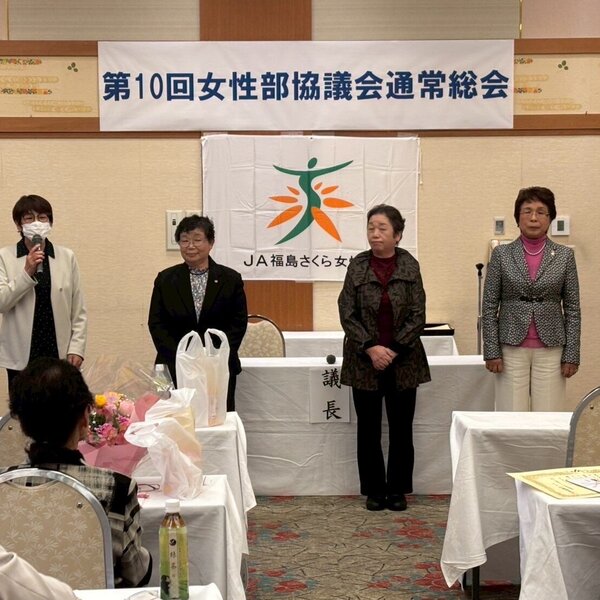 あいさつする佐藤会長（左）たち新役員