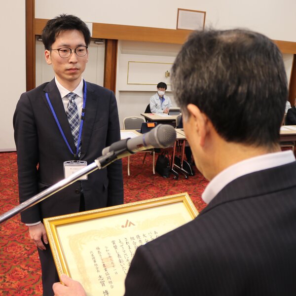 第１４回ＪＡバンク福島ロールプレイング大会ＭＡ部門で最優秀賞を受賞した三春支店の鈴木さん