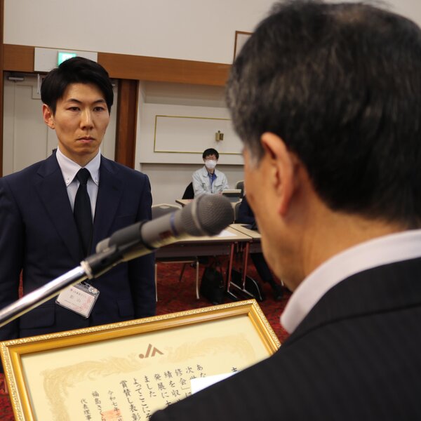 ２０２４年度次世代リーダー育成研修会で最優秀賞を受賞した企画部企画課の影山係長