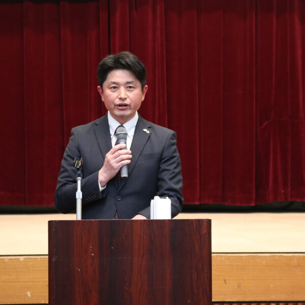 あいさつをする小山幸栄委員長