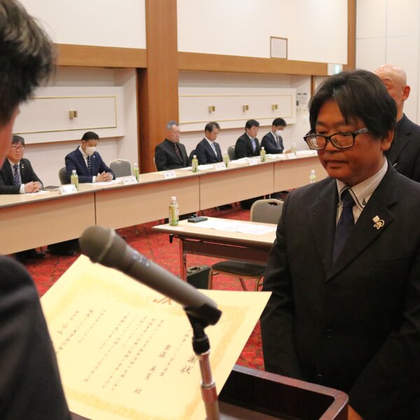 感謝状を受け取る齊藤前幹事長