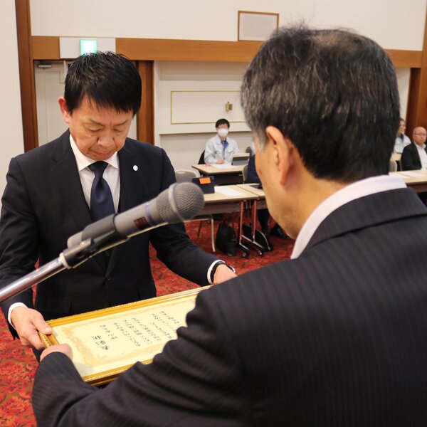 ４０年勤続表彰の賞状を受け取る神山統括部長