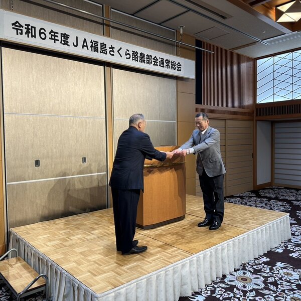 優良生乳生産の部で表彰を受ける柏原忠仁さん（右）