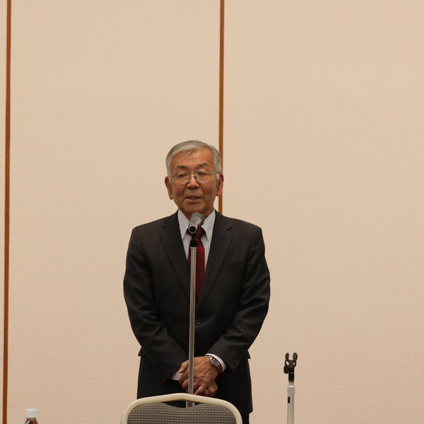 あいさつする遠藤部会長