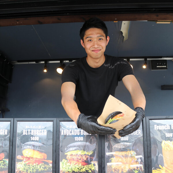 ハンバーガーを販売する渡邉さん