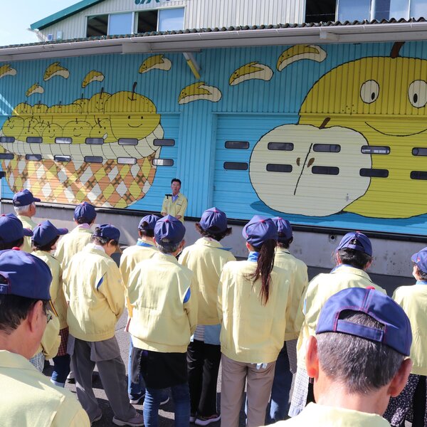 あいさつする佐東部会長と作業員（郡山地区梨共同選果場開所式）