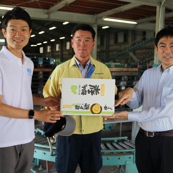 （左から）根本議員、佐東部会長、椎根郡山市長（郡山地区梨共同選果場開所式）