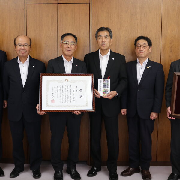 受賞報告をする根内監事(左から3番目)と志賀組合長ら役員