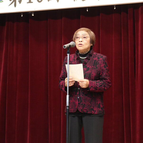 あいさつする遠藤会長