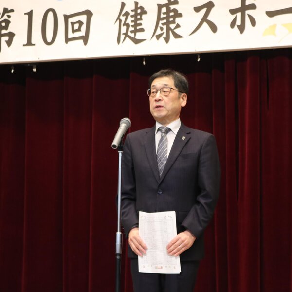 あいさつをする栁沼専務