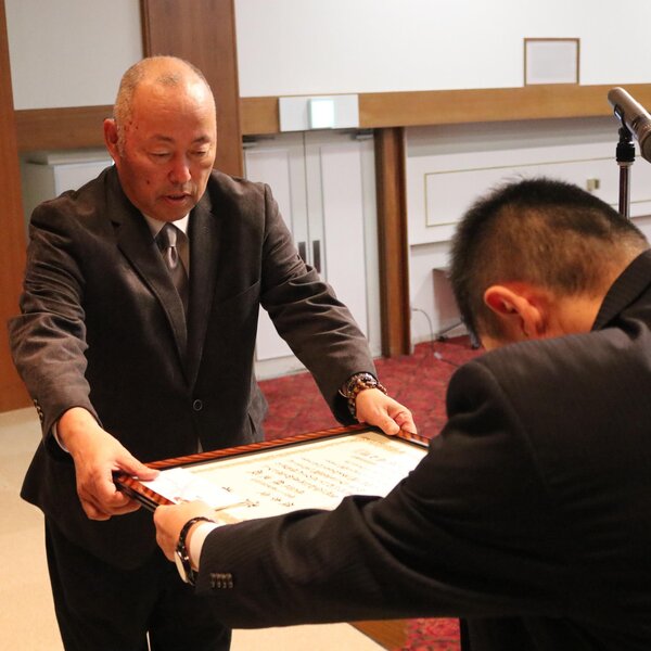 福島県加工用トマト生産安定推進協議会優秀賞を受賞した株式会社緑里の河原修一代表