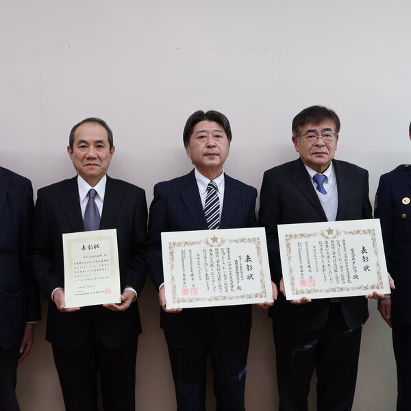 賞状を受け取った渡辺センター長（中央）