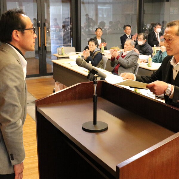 賞状を受け取る柏原さん（右）